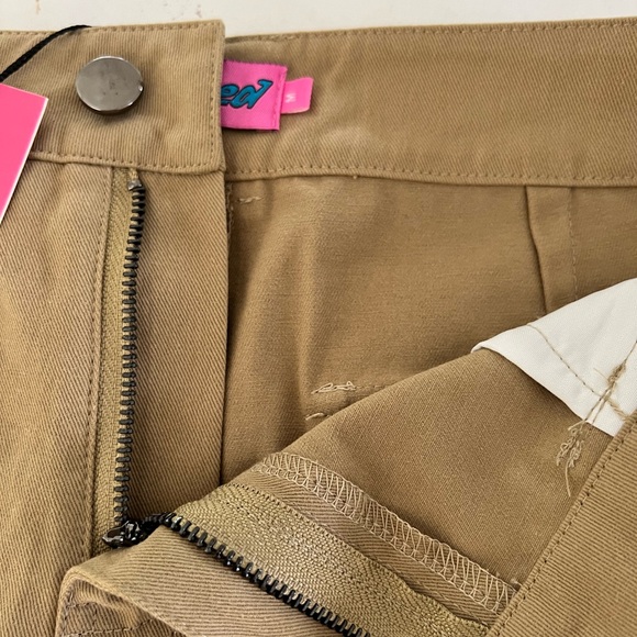 EDIKTED Janelle Low Rise Cotton Cargo Miniskirt in Beige a
New 32”w X 12” L - Picture 13 of 14